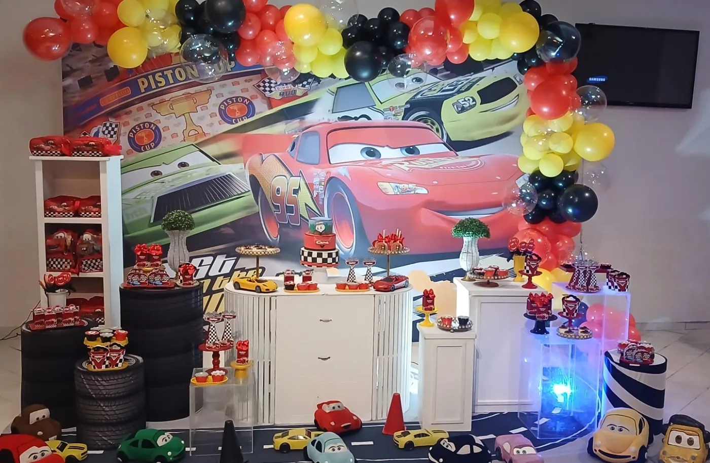 Decoração Hot Wheels · Carros · Buffet Family